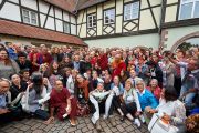 Его Святейшество Далай-лама фотографируется на память с волонтерами, которые помогали организовать его визит в Страсбург. Страсбург, Франция. 19 сентября 2016 г. Фото: Оливье Адам