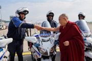 Его Святейшество Далай-лама благодарит местных полицейских, помогавших во время его пребывания в Страсбурге. Страсбург, Франция. 19 сентября 2016 г. Фото: Оливье Адам