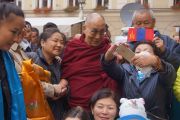 Его Святейшество Далай-лама общается с группой верующих из Монголии неподалеку от своего отеля. Вроцлав, Польша. 20 сентября 2016 г. Фото: Джереми Рассел (офис ЕСДЛ)