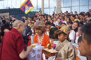 Далай-лама встретился с представителями российской интеллигенции в Риге и посетил Дом религий в Берне