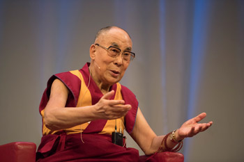 Далай-лама уверен, что в эпоху глобального кризиса нам нужны солидарность и диалог