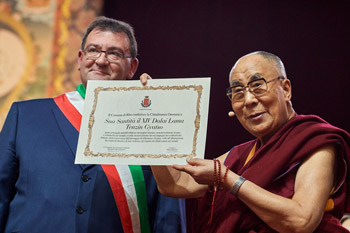 В завершение европейского турне Далай-лама даровал посвящение Авалокитешвары и прочел публичную лекцию