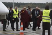Его Святейшество Далай-лама выходит из самолета в аэропорту Риги. Рига, Латвия. 9 октября 2016 г. Фото: Тензин Чойджор (офис ЕСДЛ)