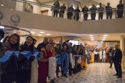 Буддисты встречают Его Святешество Далай-ламу в холле гостиницы. Рига, Латвия. 9 октября 2016 г. Фото: Тензин Чойджор (офис ЕСДЛ)