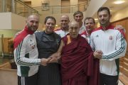Его Святейшество Далай-лама с игроками венгерской сборной по футболу. Рига, Латвия. 10 октября 2016 г. Фото: Тензин Чойджор (офис ЕСДЛ)
