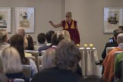 Его Святейшество Далай-лама встречается со сторонниками Тибета из прибалтийских стран в гостинице утром второго дня визита в Ригу. Рига, Латвия. 11 октября 2016 г. Фото: Тензин Чойджор (офис ЕСДЛ)