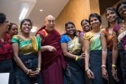 Его Святейшество Далай-лама с индийскими женщинами в традиционных одеяниях во время визита в Дом религий. Берн, Швейцария. 12 октября 2016 г. Фото: Мануэль Бауэр