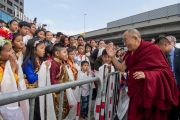 Его Святейшество Далай-лама приветствует юных тибетцев и монголов по прибытии в Дом религий. Берн, Швейцария. 12 октября 2016 г. Фото: Мануэль Бауэр