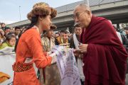 Члены тибетского и монгольского сообществ совершают традиционные подношения Его Святейшеству Далай-ламе, прибывшему в Дом религий. Берн, Швейцария. 12 октября 2016 г. Фото: Мануэль Бауэр