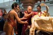 Его Святейшество Далай-лама принимает участие в традиционных церемониях в индуистском храме, расположенном в Доме религий. Берн, Швейцария. 12 октября 2016 г. Фото: Мануэль Бауэр