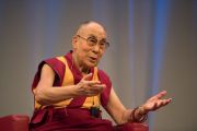 Его Святейшество Далай-лама выступает с публичной лекцией о диалоге и солидарности в конференц-центре Kursaal Arena. Берн, Швейцария. 13 октября 2016 г. Фото: Мануэль Бауэр