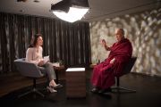 Его Святейшество Далай-лама дает интервью Амире Хафнер Аль-Джабаджи для программы швейцарского национального телевидения «Sternstunde Philosophie». Берн, Швейцария. 13 октября 2016 г. Фото: Мануэль Бауэр