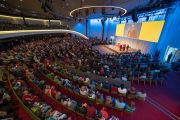 Его Святейшество Далай-лама выступает с публичной лекцией о диалоге и солидарности в конференц-центре Kursaal Arena. Берн, Швейцария. 13 октября 2016 г. Фото: Мануэль Бауэр