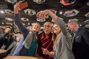 Местные жители фотографируются с Его Святейшеством Далай-ламой, прибывшим в свой отель в Цюрихе. Цюрих, Швейцария. 13 октября 2016 г.