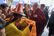 Тибетцы из местного тибетского сообщества подносят традиционное приветствие Его Святейшеству Далай-ламе, прибывшему в свой отель в Цюрихе. Цюрих, Швейцария. 13 октября 2016 г. Фото: Мануэль Бауэр