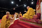 Монахи совершают ритуальные подношения во время молебна о долгой жизни Его Святейшества Далай-ламы. Цюрих, Швейцария. 14 октября 2016 г. Фото: Мануэль Бауэр