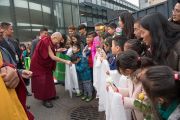 Его Святейшество Далай-лама приветствует своих почитателей по прибытии на стадион Халлен. Цюрих, Швейцария. 14 октября 2016 г. Фото: Мануэль Бауэр