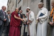 Его Святейшество Далай-лама приветствует представителей различных религий по прибытии в собор Гроссмюнстер на межконфессиональный молебен о мире. Цюрих, Швейцария. 15 октября 2016 г. Фото: Тензин Чойджор (офис ЕСДЛ)