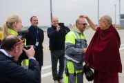 Его Святейшество Далай-лама шутливо благодарит сотрудников наземной службы по прибытии в аэропорт Братиславы. Братислава, Словакия. 15 октября 2016 г. Фото: Томаш Халаш