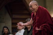 Его Святейшество Далай-лама выступает с обращением к участникам межконфессионального молебна о мире в соборе Гроссмюнстер. Цюрих, Швейцария. 15 октября 2016 г. Фото: Тензин Чойджор (офис ЕСДЛ)
