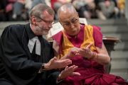 Его Святейшество Далай-лама и настоятель собора Гроссмюнстер Кристоф Сигрист рассматривают линии на руках. Цюрих, Швейцария. 15 октября 2016 г. Фото: Мануэль Бауэр
