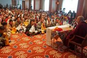 Его Святейшество Далай-лама во время встречи с тибетцами, в большинстве своем прибывшими из Австрии. Братислава, Словакия. 16 октября 2016 г. Фото: Джереми Рассел (офис ЕСДЛ)