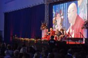 Его Святейшество Далай-лама выступает с публичной лекцией в Национальном теннисном центре. Братислава, Словакия. 16 октября 2016 г. Фото: Джереми Рассел (офис ЕСДЛ)