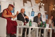 Его Святейшество Далай-лама, Томас Халик, Сурендра Мунши и Манал аль-Шариф во время заключительного экспертного обсуждения по теме «Современный мир и вызовы, которые он нам бросает» в рамках «Форума 2000». Прага, Чехия. 18 октября 2016 г. Фото: Джереми Рассел (офис ЕСДЛ)