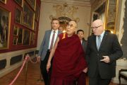 Его Святейшество Далай-лама в сопровождении министра культуры Даниэля Хермана. Прага, Чехия. 18 октября 2016 г. Фото: Ондрей Бесперат