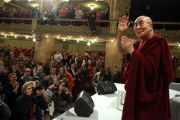 Его Святейшество Далай-лама приветствует своих почитателей по прибытии во дворец Люцерна. Прага, Чехия. 19 октября 2016 г. Фото: Ондрей Бесперат
