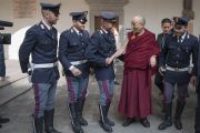 Его Святейшество Далай-лама общается с местными полицейскими во время визита в резиденцию кардинала Милана Анджело Сколы. Милан, Италия. 20 октября 2016 г. Фото: Тензин Чойджор (офис ЕСДЛ)