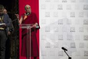 Его Святейшество Далай-лама беседует со студентами Миланского университета Бикокка, собравшимися в театре Арчимбольди. Милан, Италия. 20 октября 2016 г. Фото: Тензин Чойджор (офис ЕСДЛ)