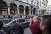 Его Святейшество Далай-лама приветствует своих почитателей по прибытии в отель в конце первого дня визита в Милан. Милан, Италия. 20 октября 2016 г. Фото: Тензин Чойджор (офис ЕСДЛ)