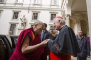 Кардинал Милана Анджело Скола встречает Его Святейшество Далай-ламу, прибывшего на встречу в его резиденцию. Милан, Италия. 20 октября 2016 г. Фото: Тензин Чойджор (офис ЕСДЛ)