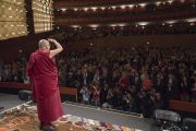Его Святейшество Далай-лама по прибытии на сцену театра Арчимбольди, в котором собралось более 2400 слушателей. Милан, Италия. 20 октября 2016 г. Фото: Тензин Чойджор (офис ЕСДЛ)