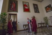 Его Святейшество Далай-лама по прибытии на встречу в резиденцию кардинала Милана Анджело Сколы. Милан, Италия. 20 октября 2016 г. Фото: Тензин Чойджор (офис ЕСДЛ)