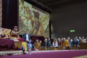 Его Святейшество Далай-лама отвечает на вопросы слушателей в ходе дневной сессии учений по сочинениям Чже Цонкапы. Милан, Италия. 21 октября 2016 г. Фото: Тензин Чойджор (офис ЕСДЛ)