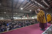 Его Святейшество Далай-лама приветствует более 8, 800 слушателей, поднявшись на сцену конференц-зала выставочного центра «Rho Fiera Milano». Милан, Италия. 21 октября 2016 г. Фото: Тензин Чойджор (офис ЕСДЛ)