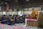Группа буддистов из Вьетнама читает Сутру сердца перед началом учений Его Святейшества Далай-ламы. Милан, Италия. 21 октября 2016 г. Фото: Тензин Чойджор (офис ЕСДЛ)