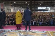 Его Святейшество Далай-лама машет рукой своим почитателям перед дарованием посвящения Авалокитешвары. Милан, Италия. 22 октября 2016 г. Фото: Тензин Чойджор (офис ЕСДЛ)