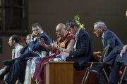 Его Святейшество Далай-лама отвечает на вопросы слушателей во время публичной лекции о светской этике. Милан, Италия. 22 октября 2016 г. Фото: Тензин Чойджор (офис ЕСДЛ)