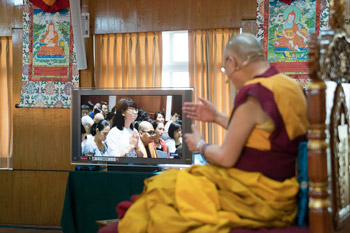 В Дхарамсале Далай-лама даровал разрешение на практику Будды медицины группе вьетнамских буддистов