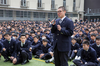 В Осаке Далай-лама посетил старшую школу Сейфу и дал два интервью журналистам