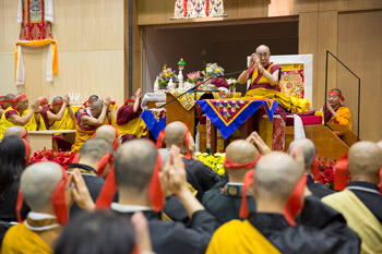 Далай-лама завершил учения в Осаке