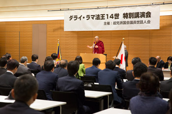 Политики настоящего и грядущего. В Токио Далай-лама побеседовал со школьниками и посетил Палату представителей