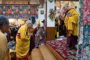 Его Святейшество Далай-лама приветствует старших монахов и членов тибетских сообществ Пенпо и Пемако, организовавших церемонию подношения молебна о долгой жизни в главном тибетском храме. Дхарамсала, Индия. 2 ноября 2016 г. Фото: Тензин Чойджор (офис ЕСДЛ)