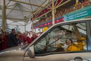 Его Святейшество Далай-лама машет рукой своим почитателям по завершении церемонии подношения молебна о долгой жизни. Дхарамсала, Индия. 2 ноября 2016 г. Фото: Тензин Чойджор (офис ЕСДЛ)