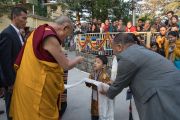 Дээрхийн Гэгээнтэн Далай Лам Зүглаг Хан дуганы өмнө Төвөдийн бяцхан хүүтэй мэндэлж байгаа нь. Энэтхэг, Дарамсала. 2016.11.02. Гэрэл зургийг Тэнзин Чойжор (ДЛО)