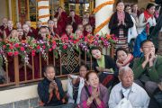 Верующие ожидают прибытия Его Святейшества Далай-ламы в главный тибетский храм. Дхарамсала, Индия. 2 ноября 2016 г. Фото: Тензин Чойджор (офис ЕСДЛ)