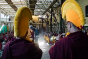 Громогласными звуками ритуальных труб-дунченов тибетские монахи возвещают о прибытии Его Святейшества Далай-ламы в главный тибетский храм на церемонию подношения молебна о долгой жизни, организованную тибетскими сообществами Пенпо и Пемако. Дхарамсала, Индия. 2 ноября 2016 г. Фото: Тензин Чойджор (офис ЕСДЛ)